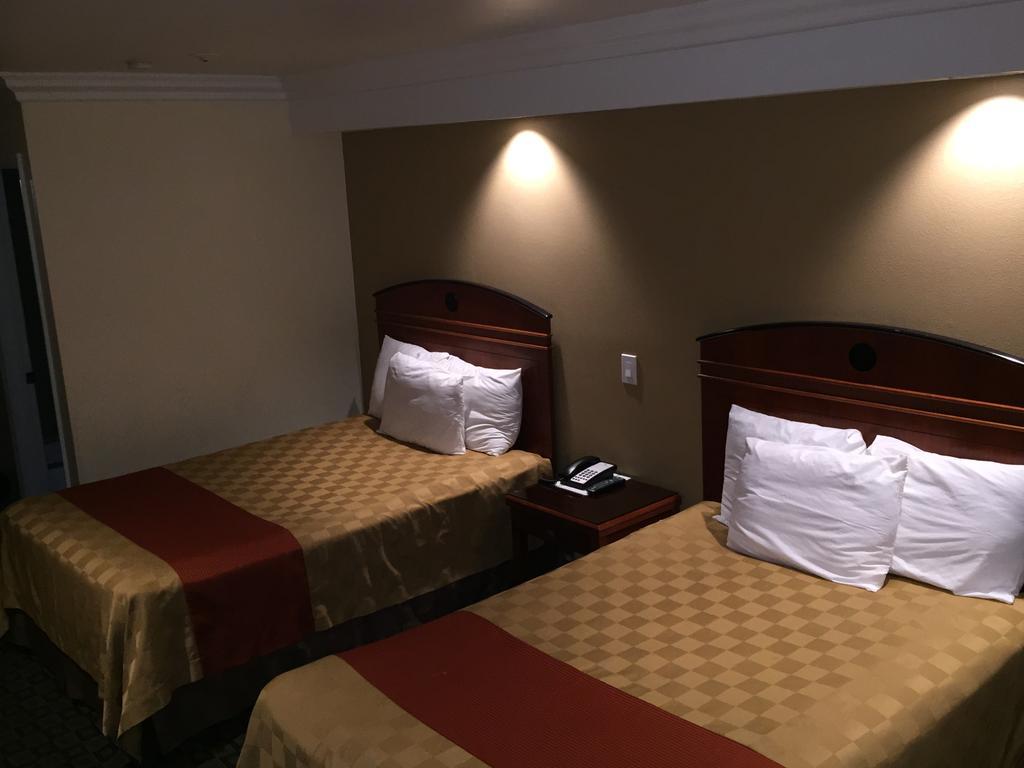 Ontario Inn & Suites Montclair Quarto foto