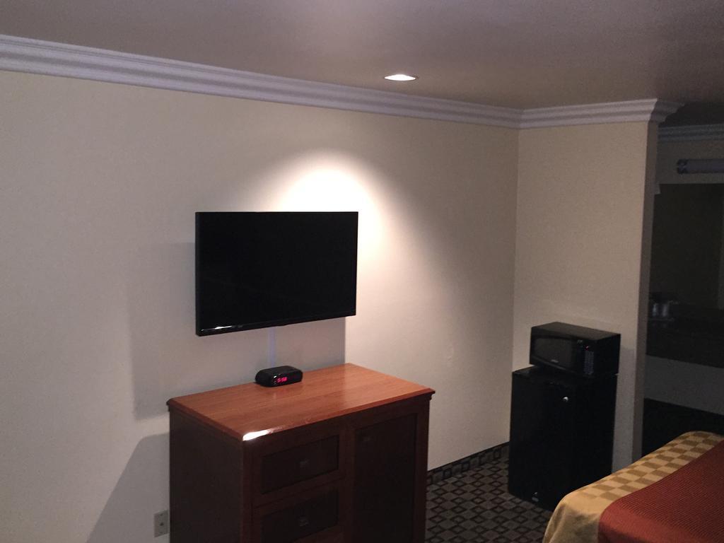 Ontario Inn & Suites Montclair Quarto foto