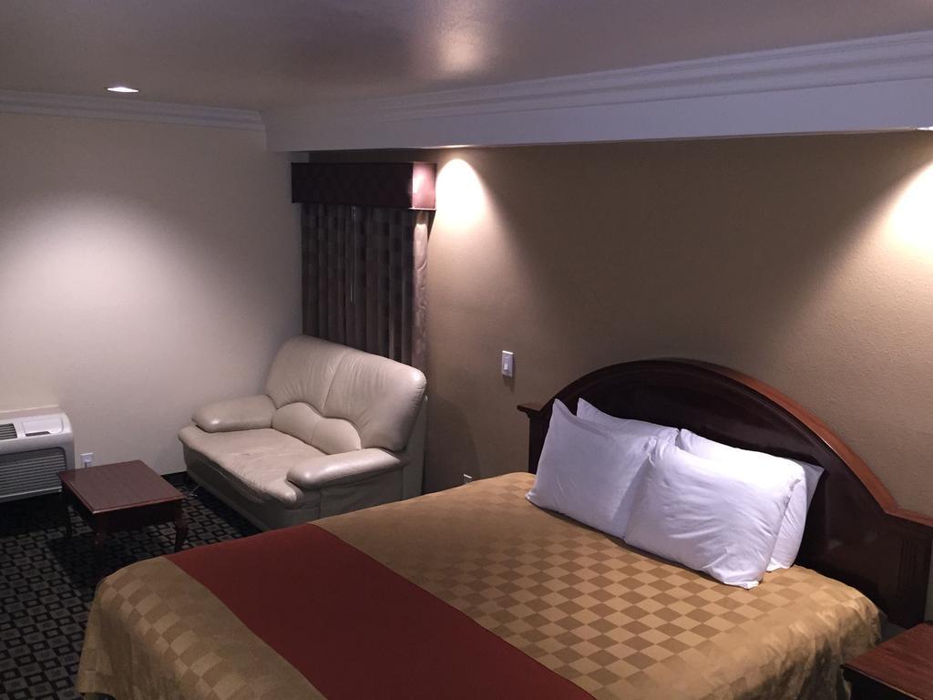 Ontario Inn & Suites Montclair Quarto foto